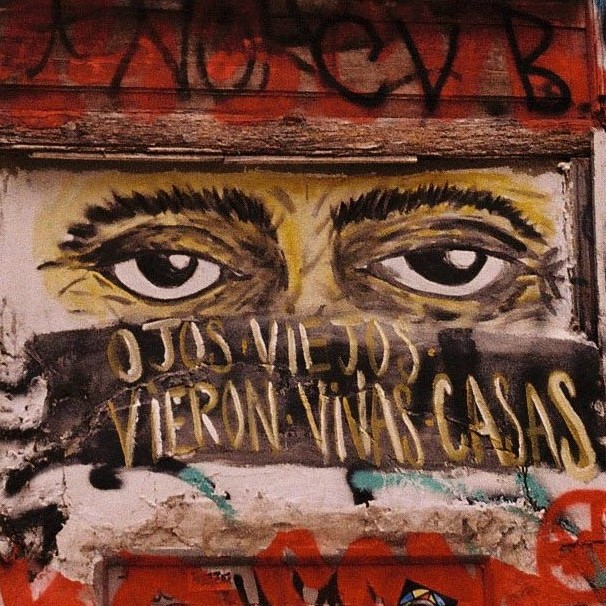 Graffiti of two eyes and a message in Spanish